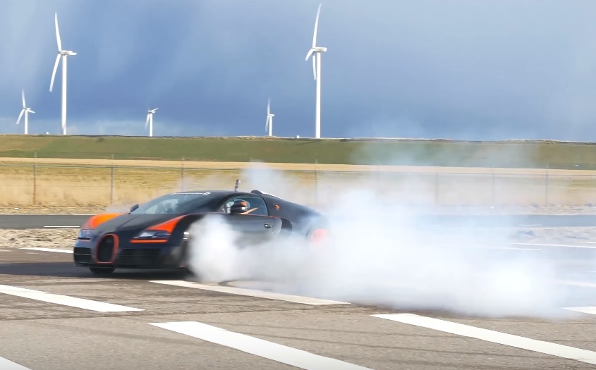 Dan choi dot lop sieu xe Veyron 2,5 trieu USD hinh anh