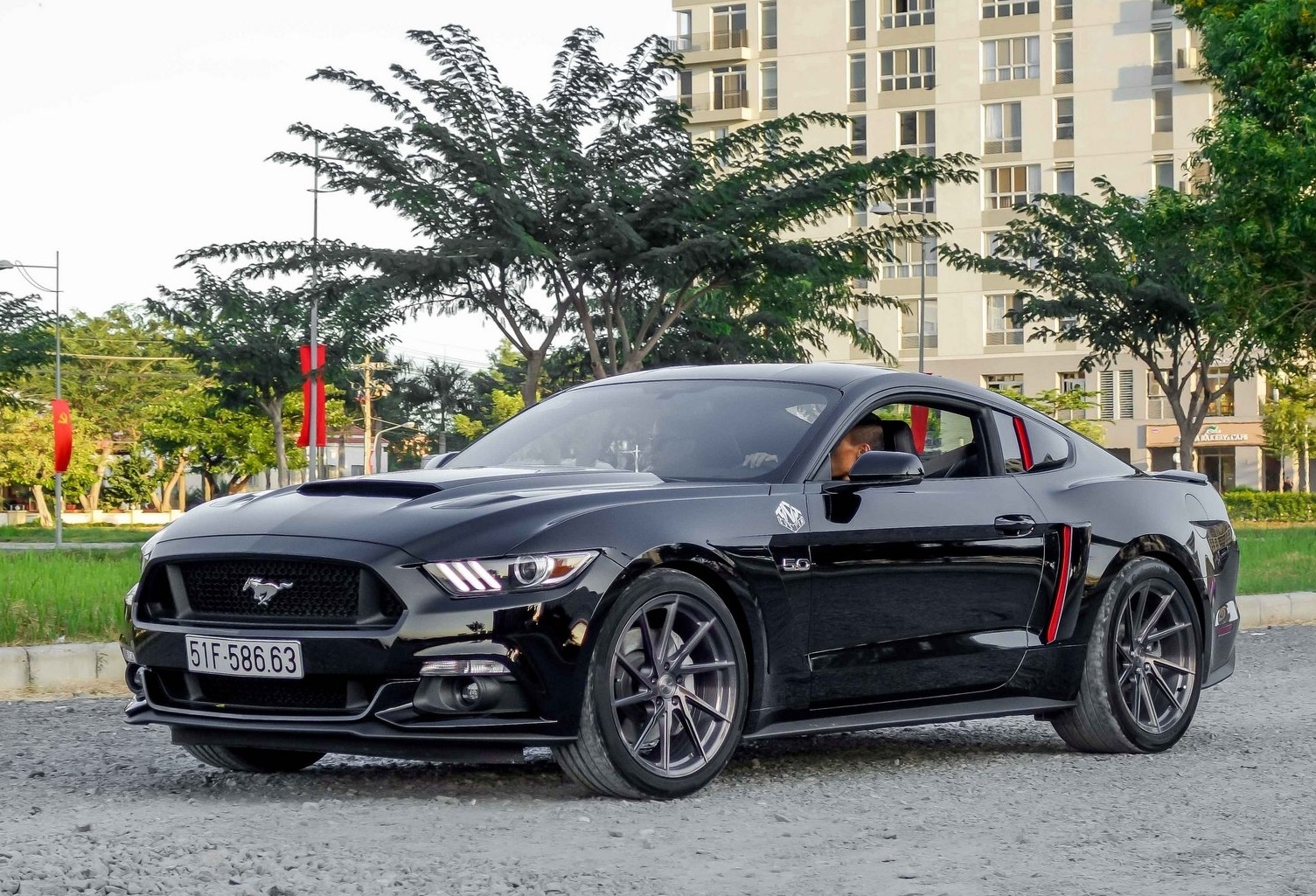 Ford Mustang GT do goi phu kien hang hieu o Sai Gon hinh anh