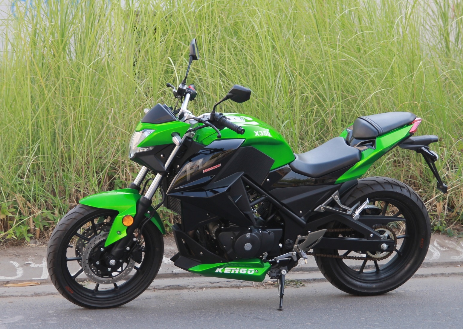 Naked bike 320 phan khoi, gia 98 trieu moi ve Viet Nam hinh anh