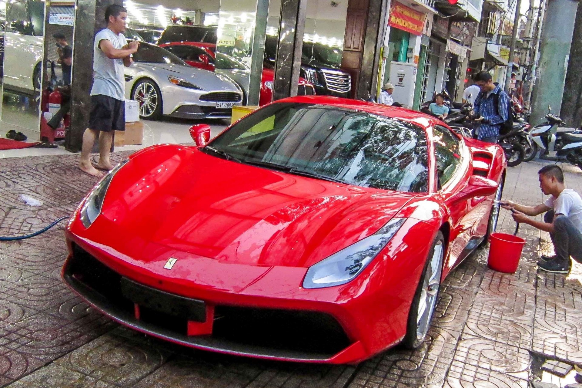 3 sieu xe Ferrari 488 GTB dau tien ve TP HCM hinh anh