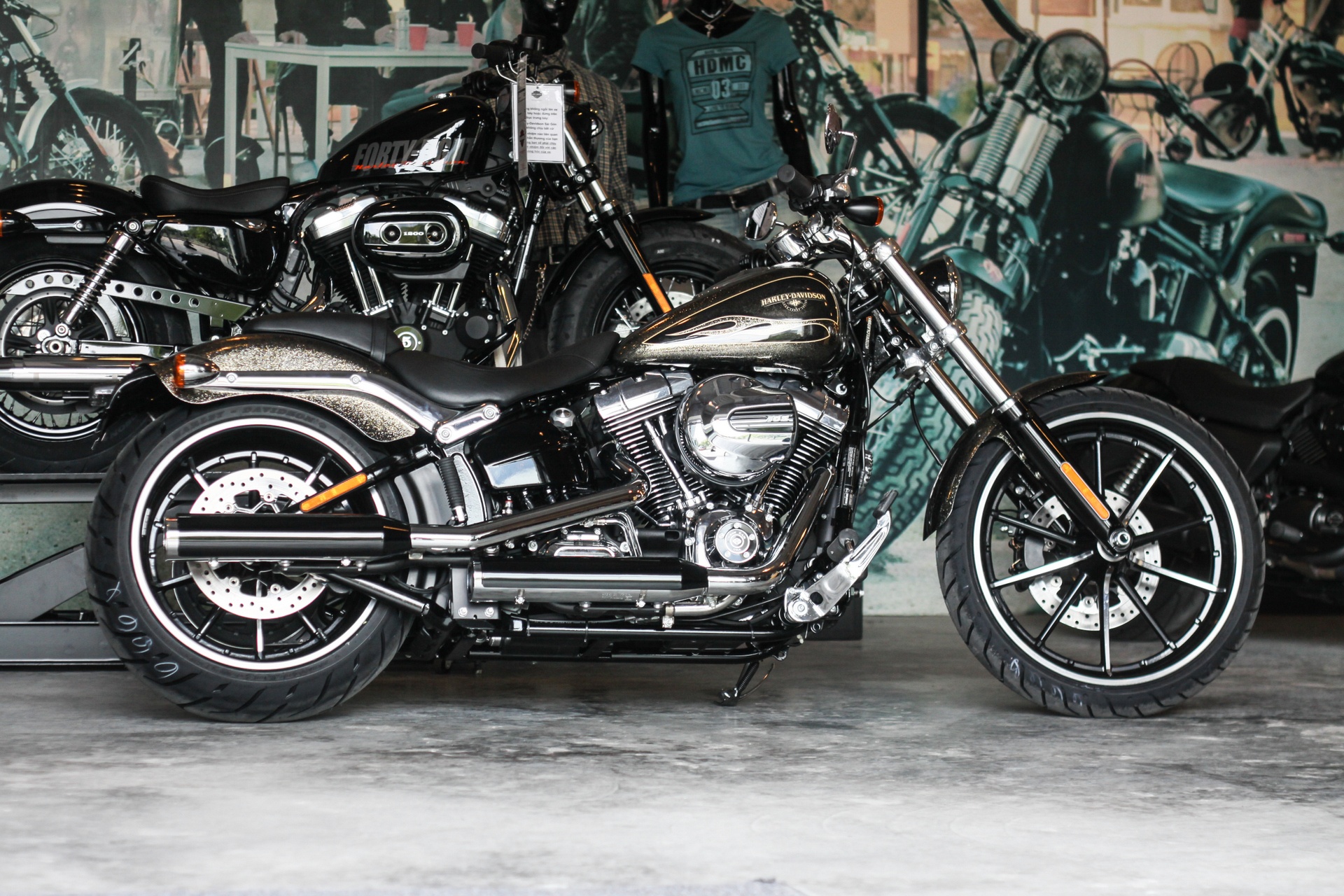 Harley-Davidson Breakout son thu cong gia 1,3 ty ve Viet Nam hinh anh