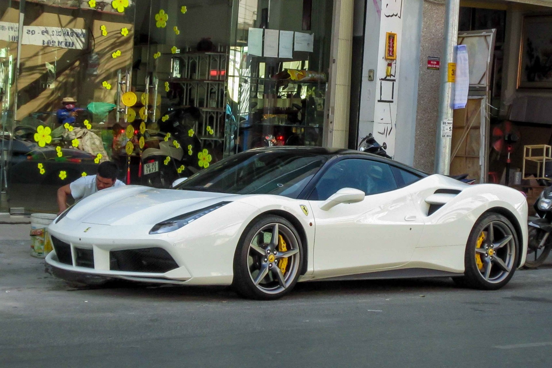 Ferrari 488 GTB mau trang dau tien tai Viet Nam hinh anh