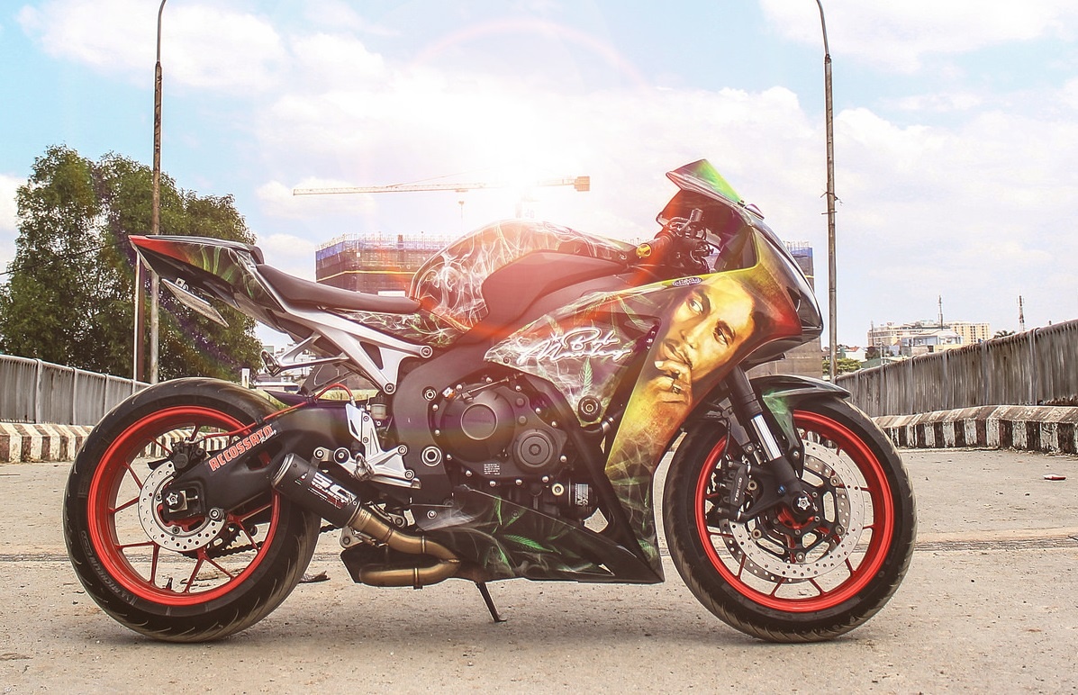 Honda CBR 1000RR phong cach Rock and Roll cua biker Sai Gon hinh anh