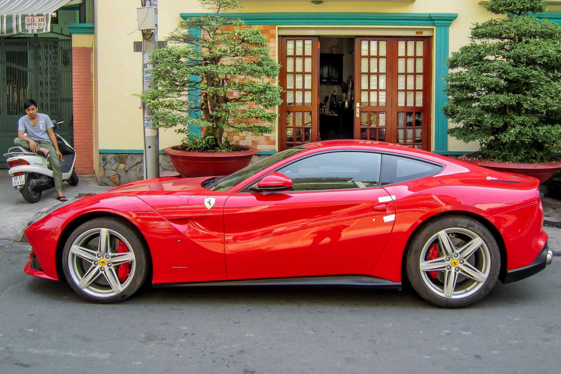 Sieu xe Ferrari F12 dau tien tai Viet Nam xuat hien o TP HCM hinh anh