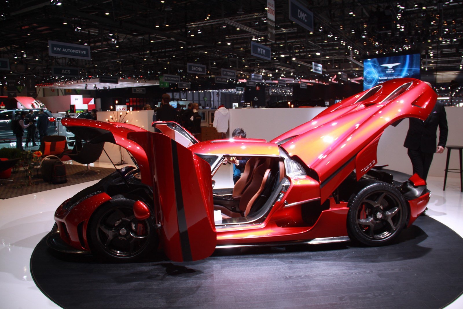 Koenigsegg Regera ban thuong mai ra mat, gia 1,9 trieu USD hinh anh