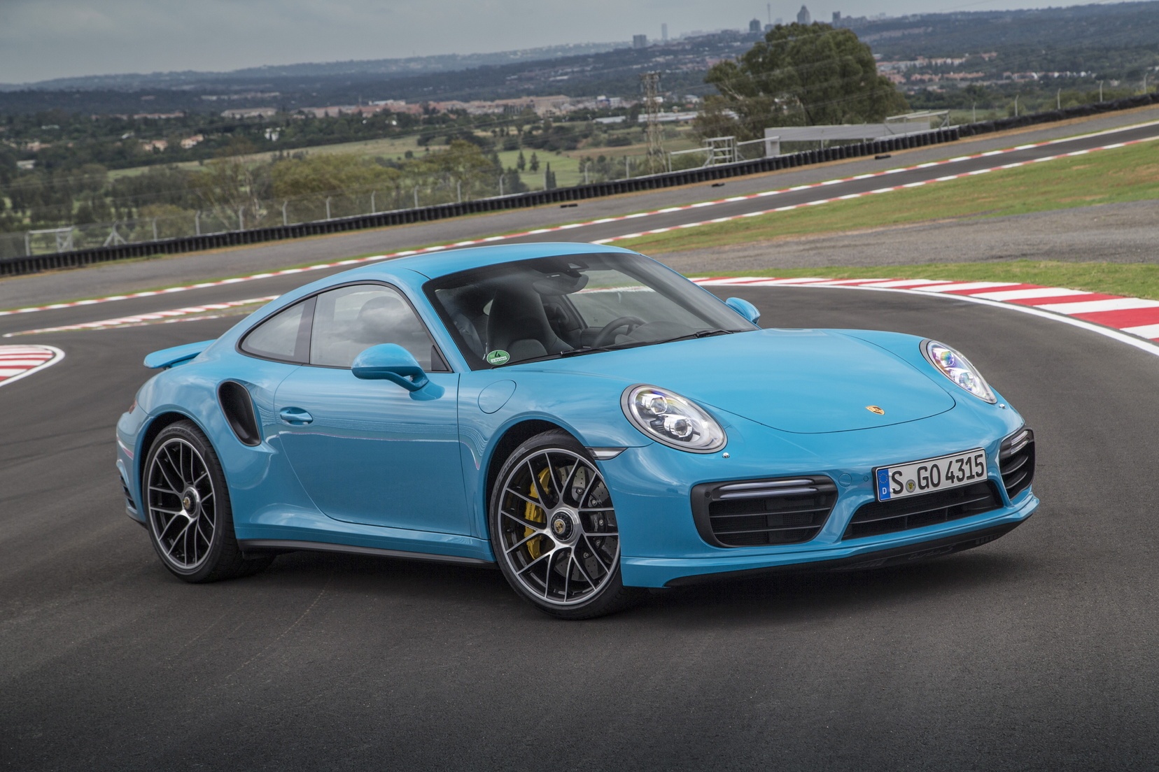 Porsche dat nhat Viet Nam gia hon 15 ty dong hinh anh