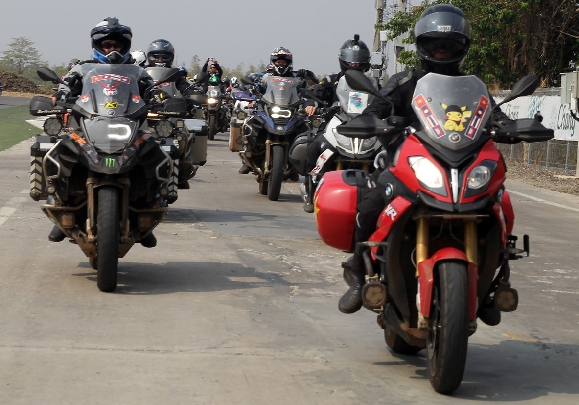 Biker quoc te hoi tu ve Thai Lan xem dua xe hinh anh