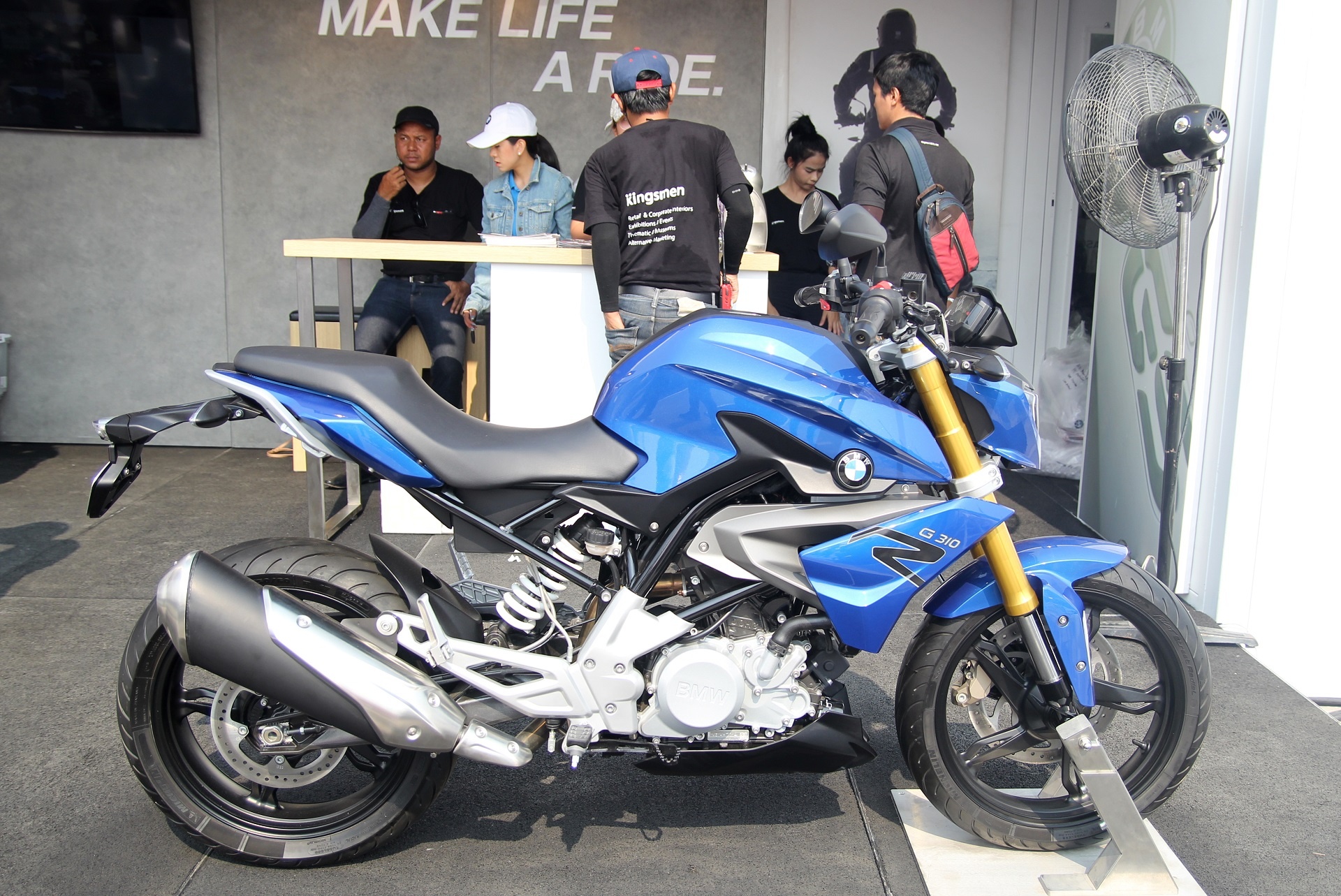 Xe con tay tren 300 phan khoi cua BMW hinh anh