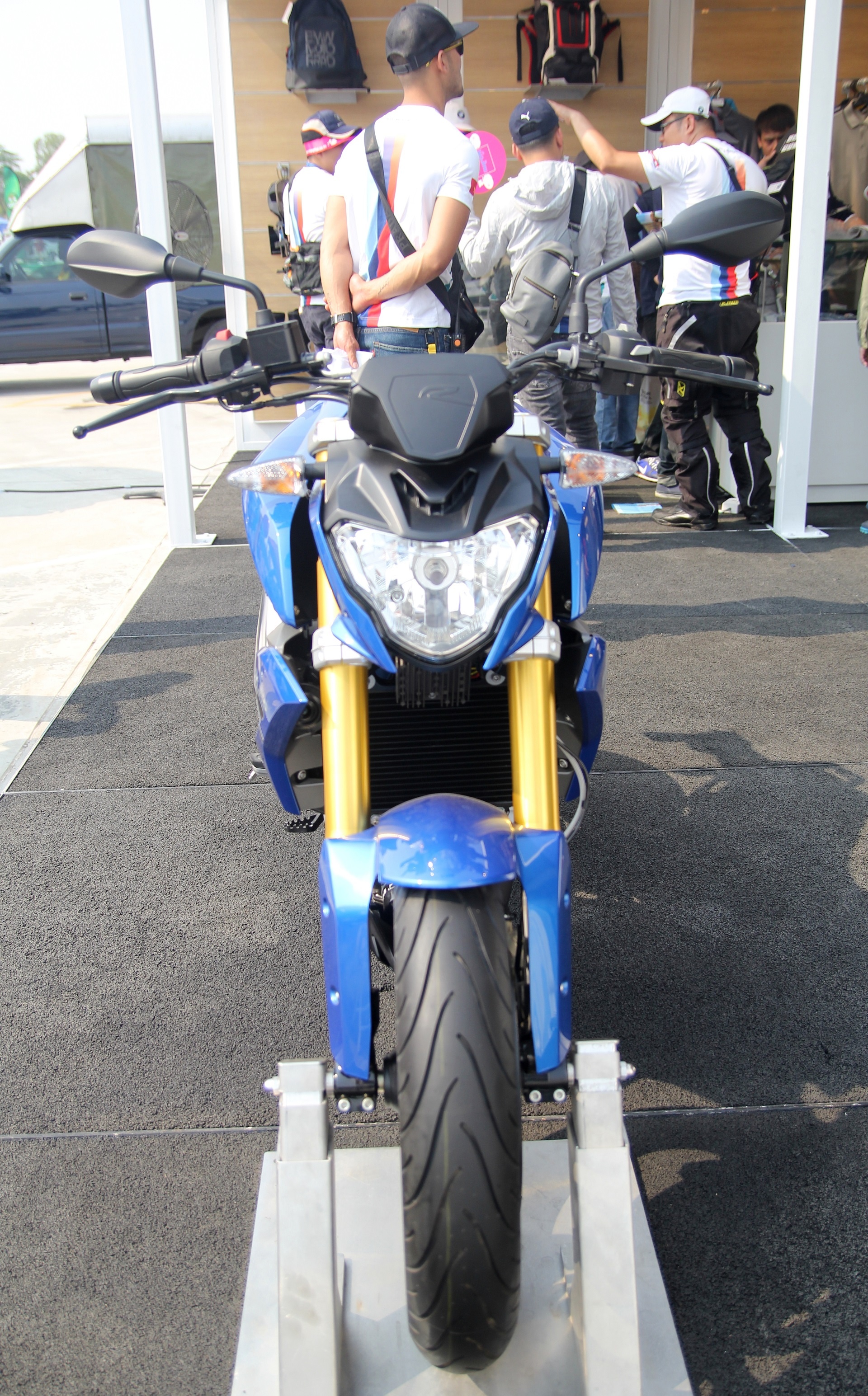 xe con tay co nho cua BMW anh 2