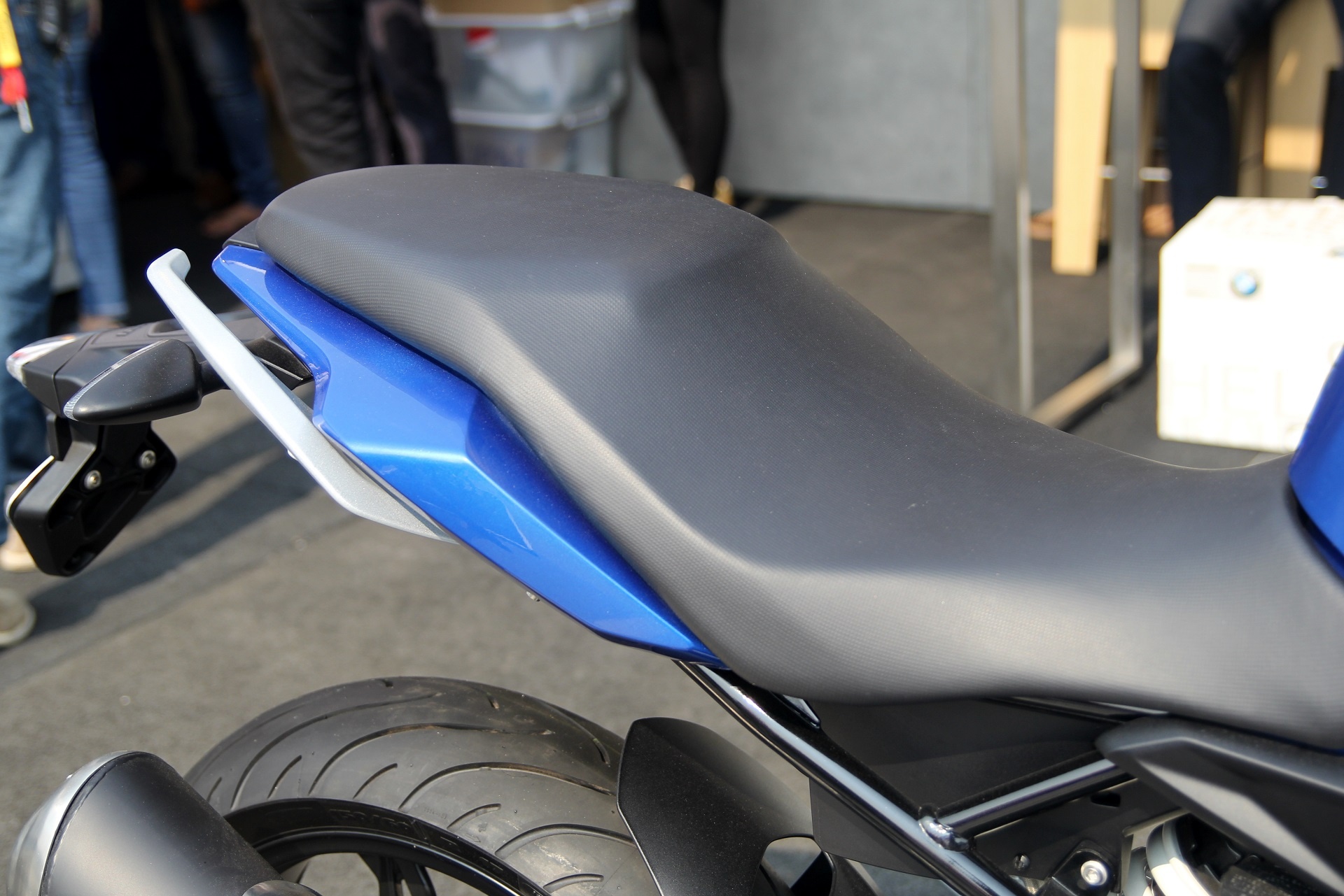 xe con tay co nho cua BMW anh 5