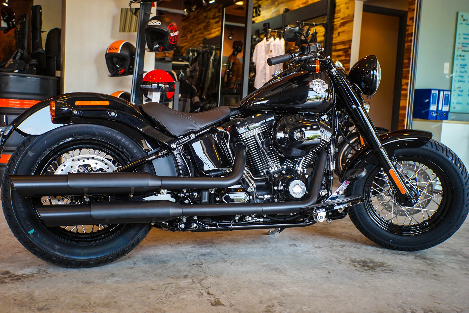 Moto Harley phong cach bobber gia gan 1 ty dong tai Viet Nam hinh anh