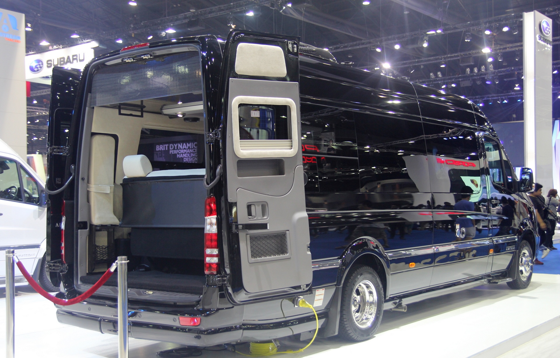 Nha di dong cua Mercedes gia 155.000 USD hinh anh