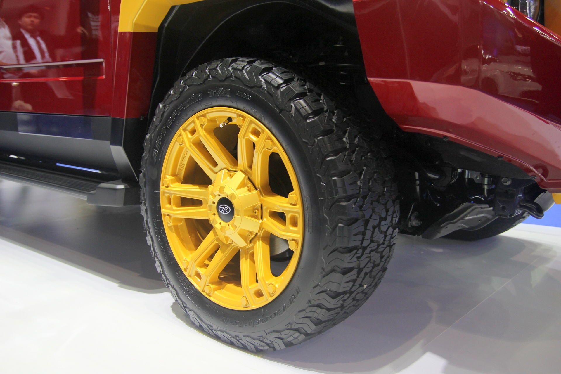 Toyota Hilux do phong cach Iron Man anh 11