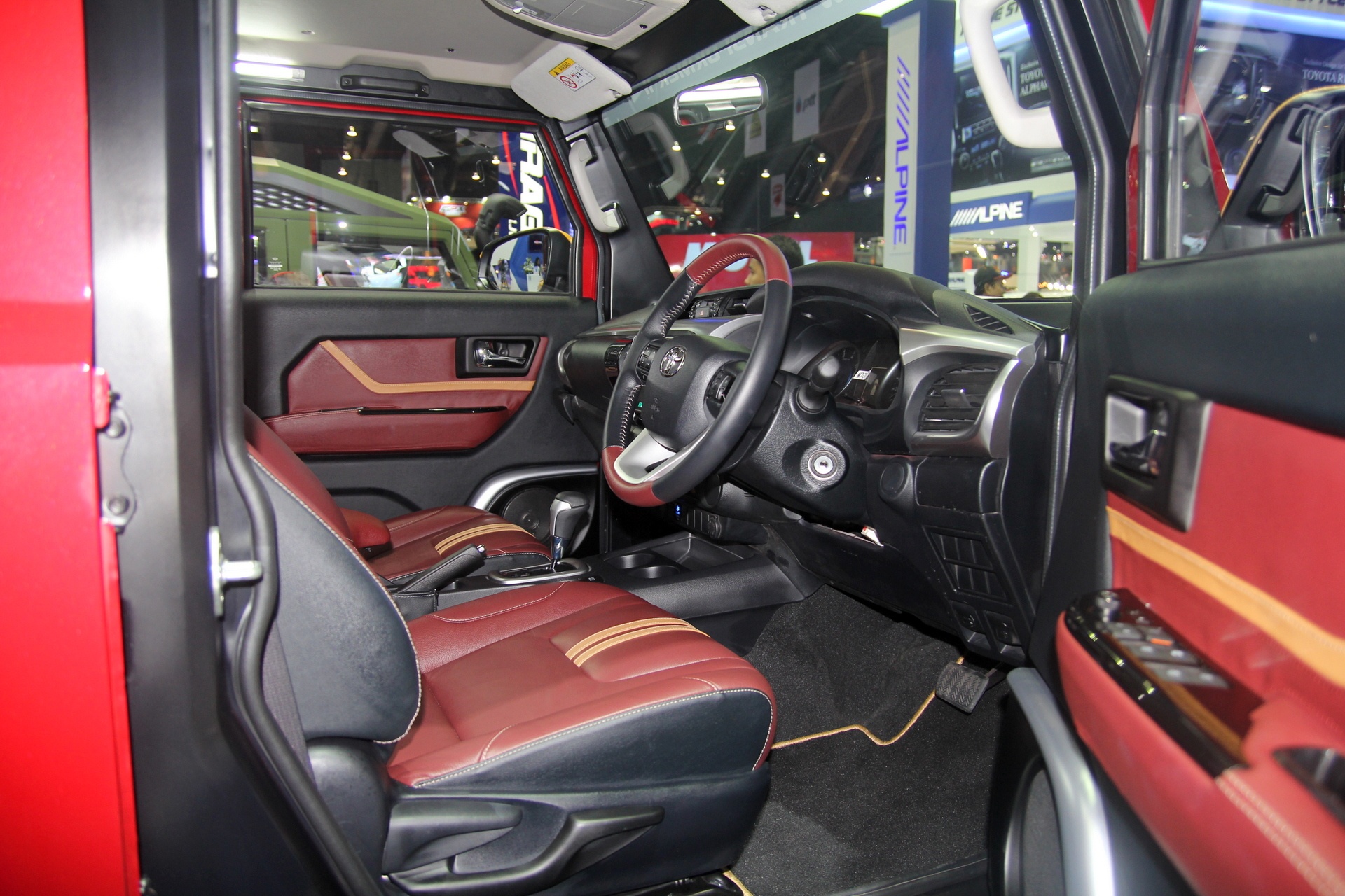 Toyota Hilux do phong cach Iron Man anh 8