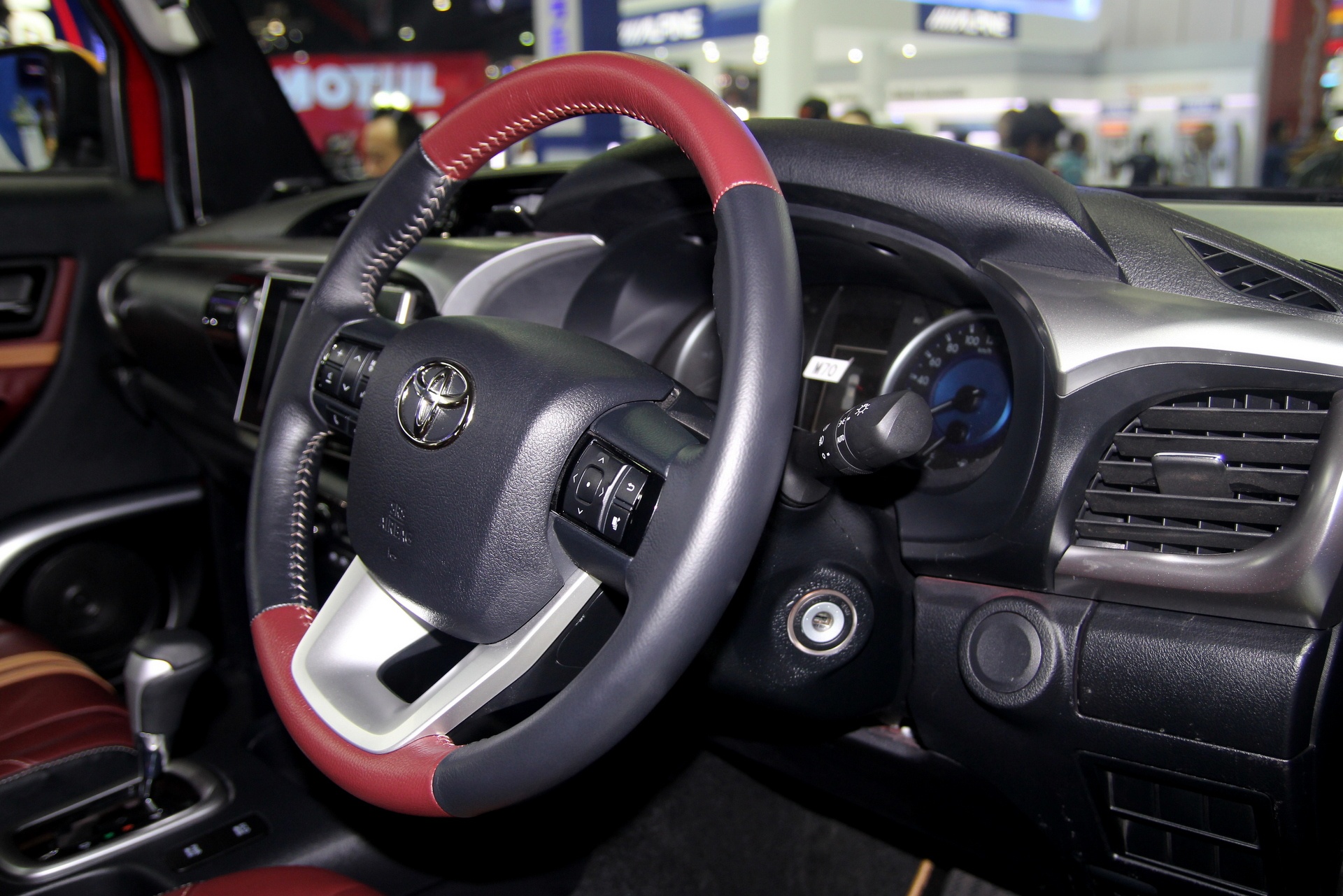 Toyota Hilux do phong cach Iron Man anh 9