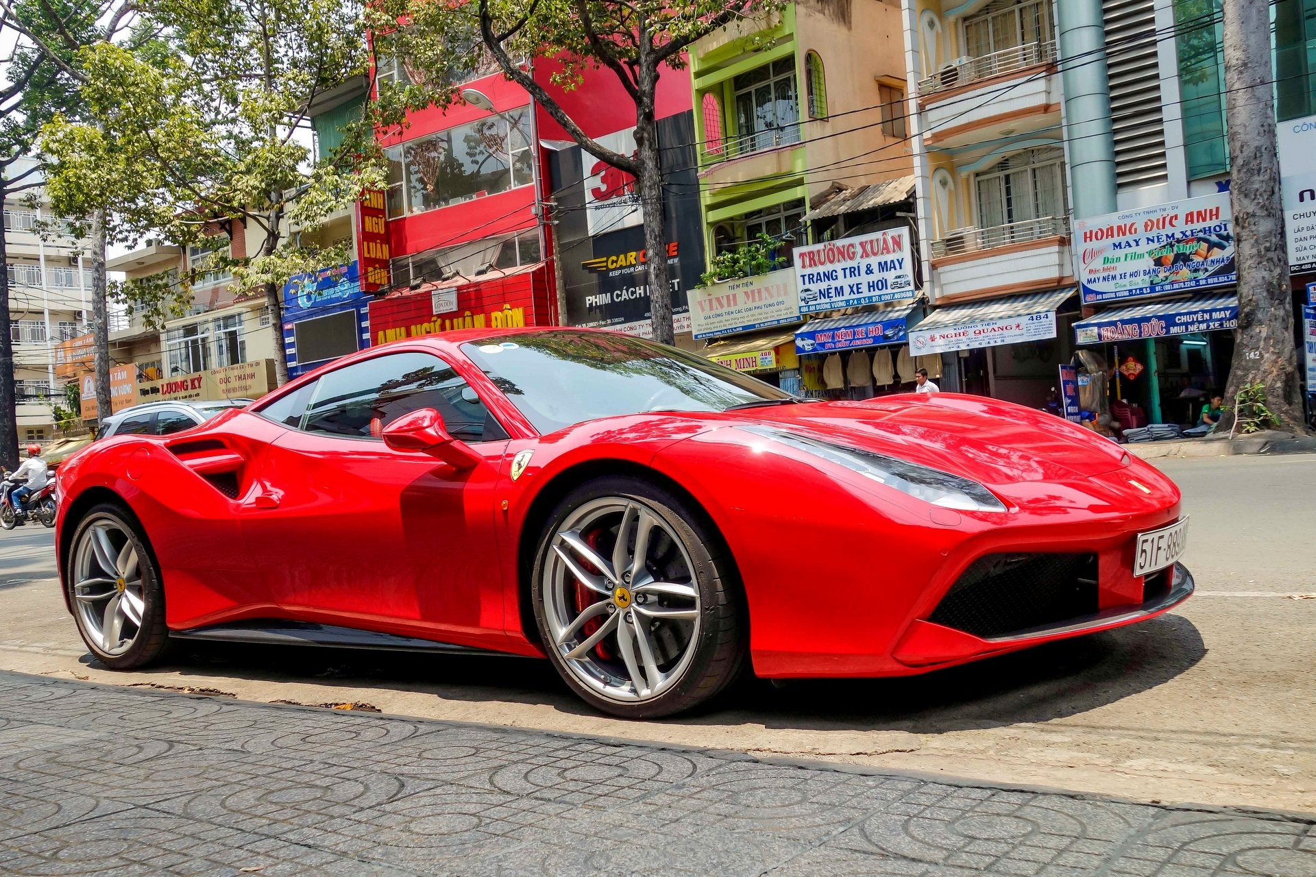 Sieu xe Ferrari 488 GTB dau tien ra bien so TP HCM hinh anh