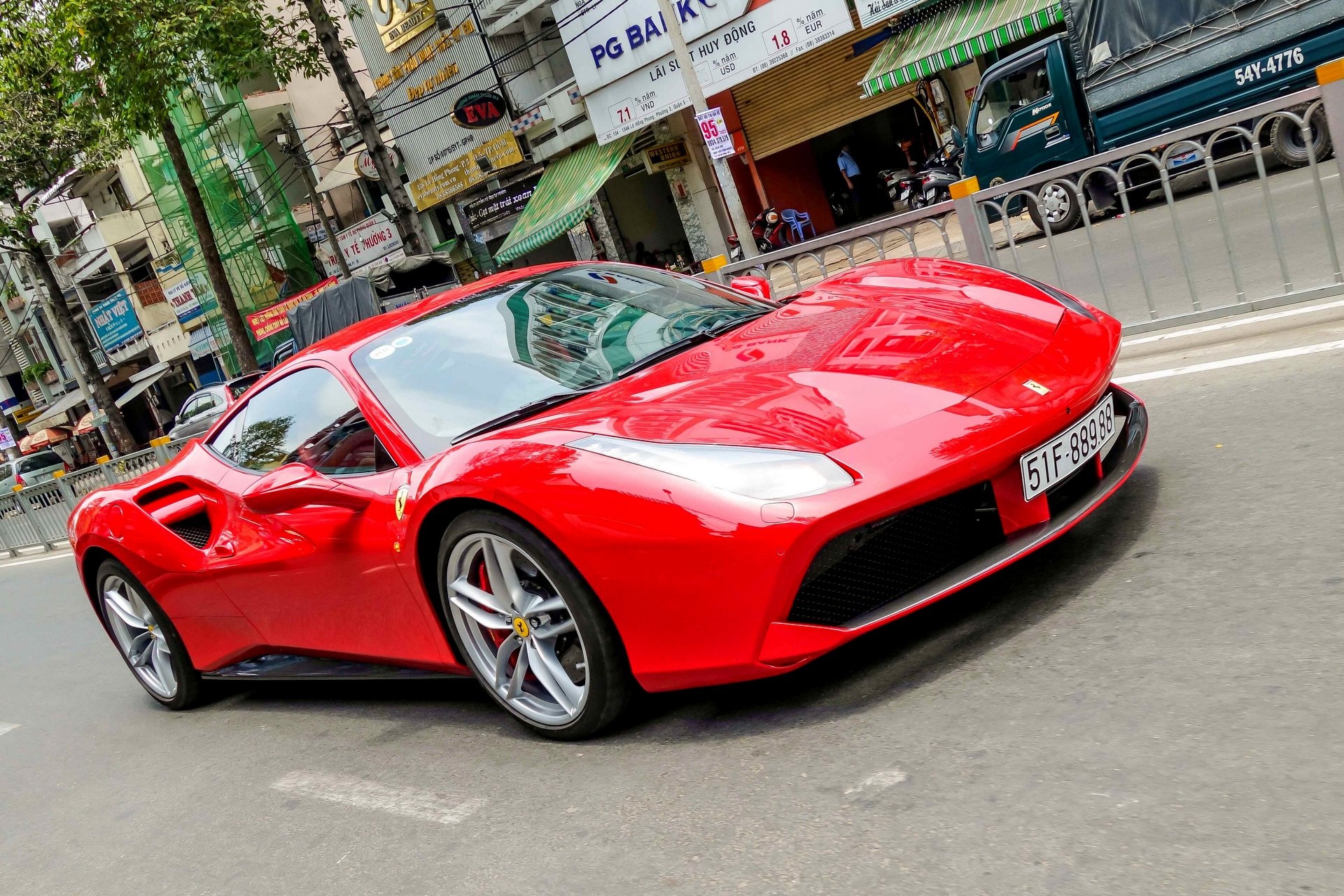 Ferrari 488 GTB dau tien Viet Nam anh 3