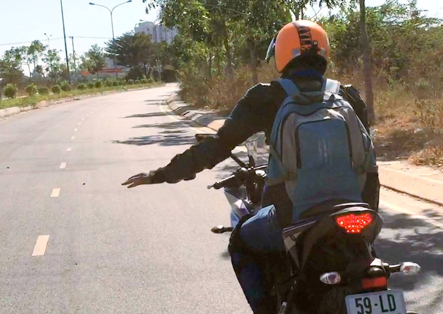 Nhung cach ra dau bang tay tren duong di phuot hinh anh