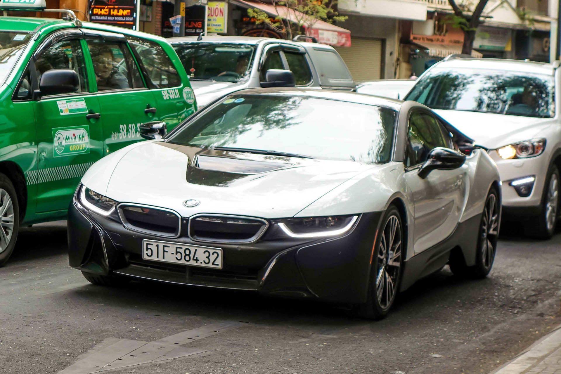 BMW i8 mau la cua dai gia ca phe o Sai Gon hinh anh