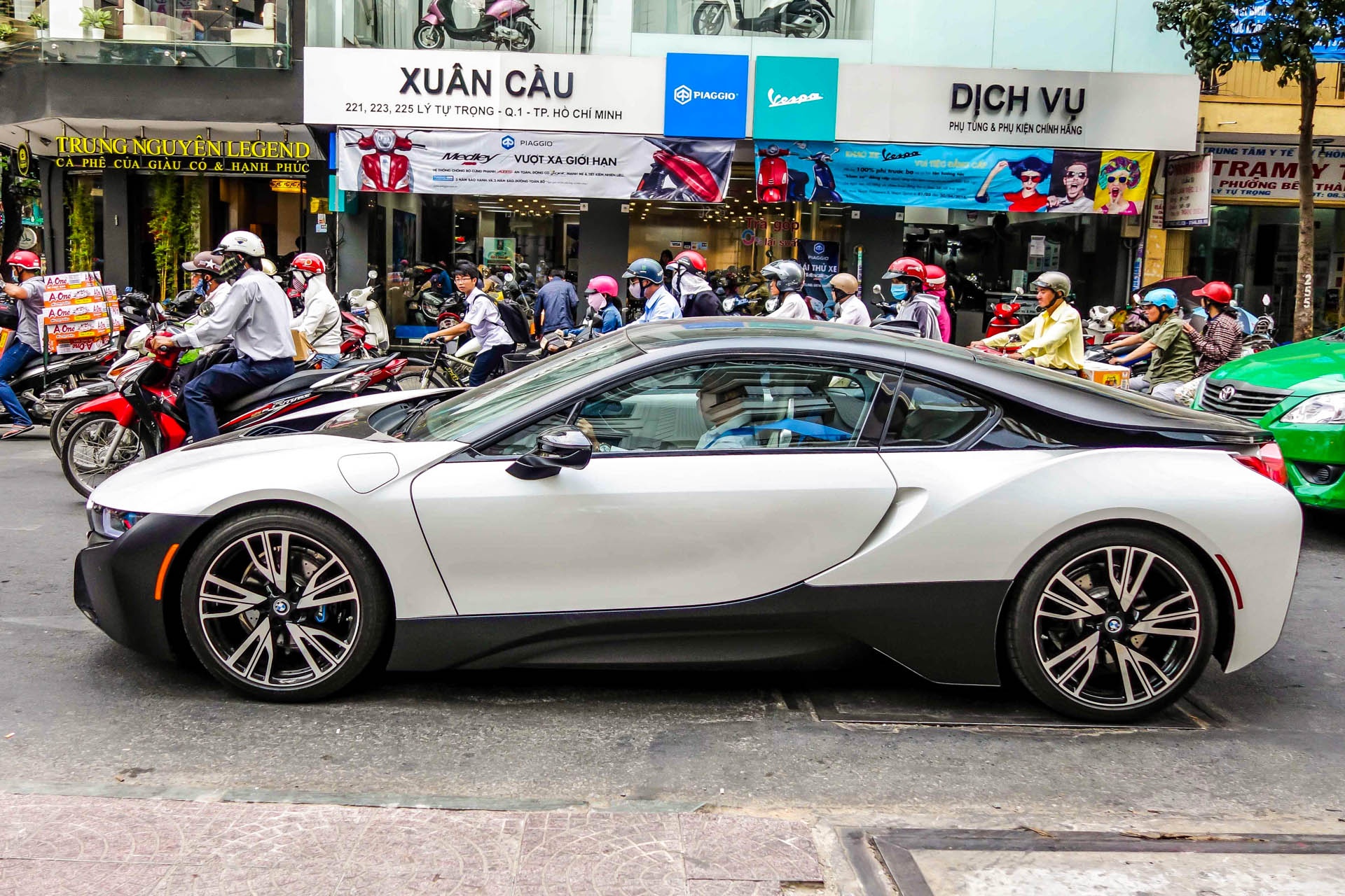 BMW i8 cua dai gia ca phe anh 2