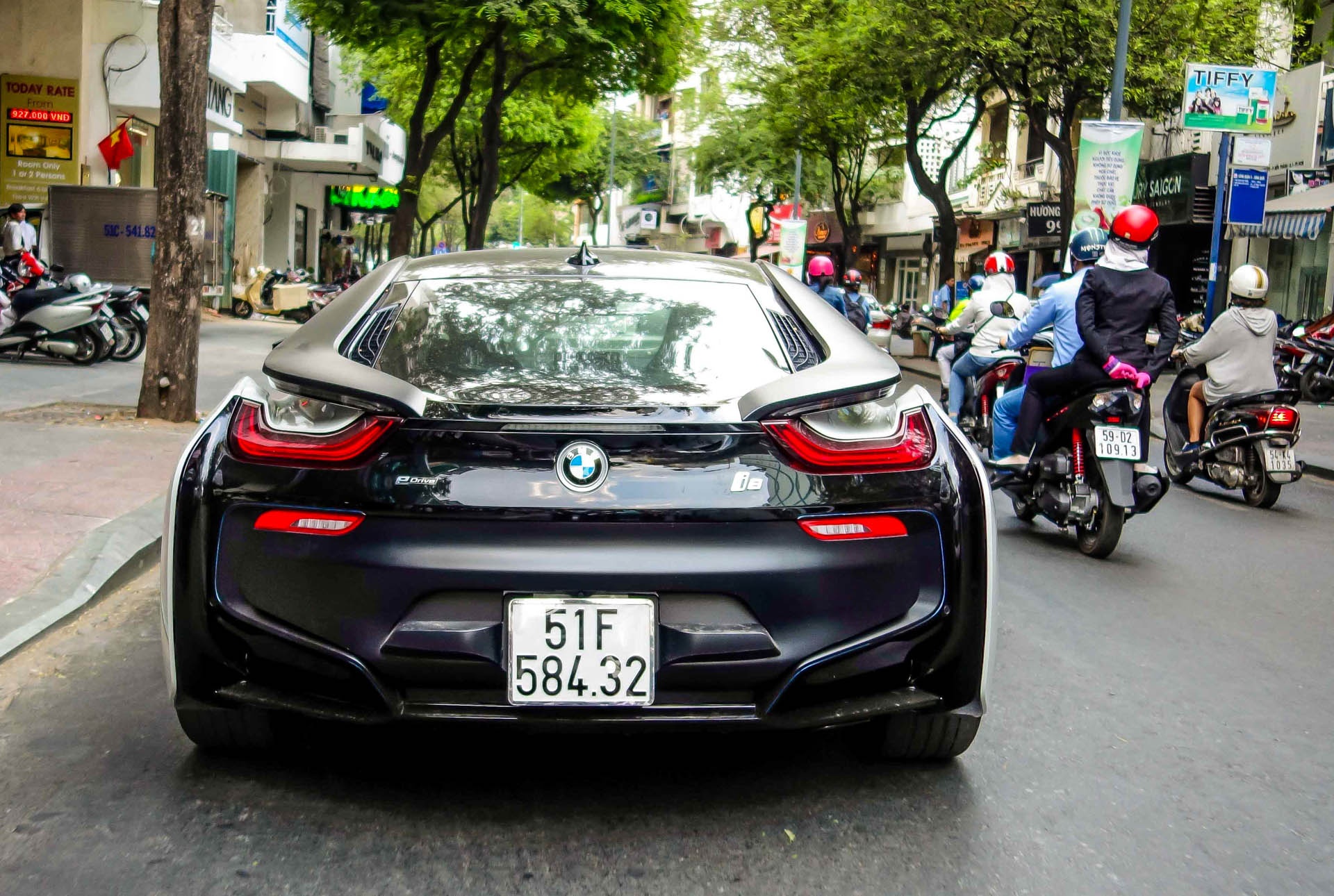 BMW i8 cua dai gia ca phe anh 3
