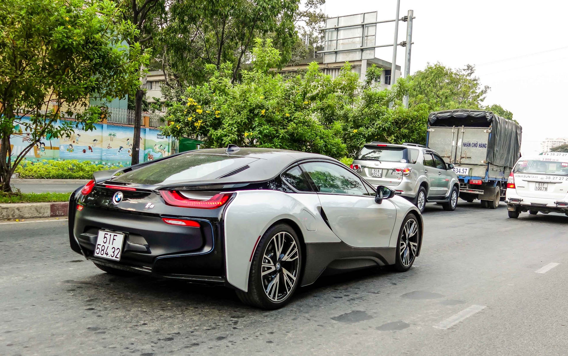 BMW i8 cua dai gia ca phe anh 5