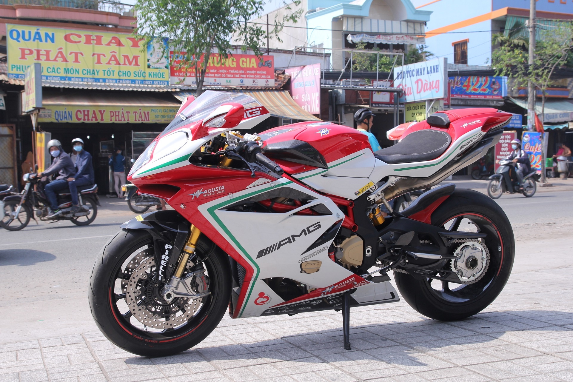 Mercedes-AMG mua lai MV-Agusta anh 2