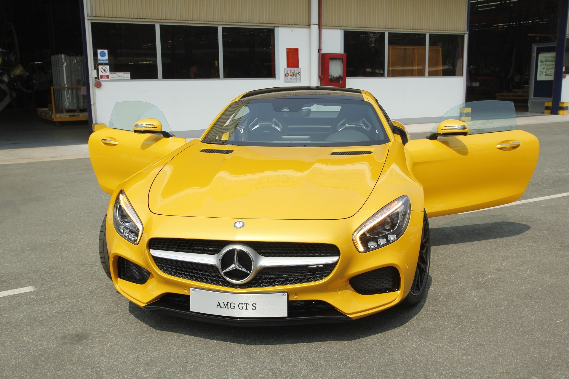 Mercedes-AMG mua lai MV-Agusta anh 1