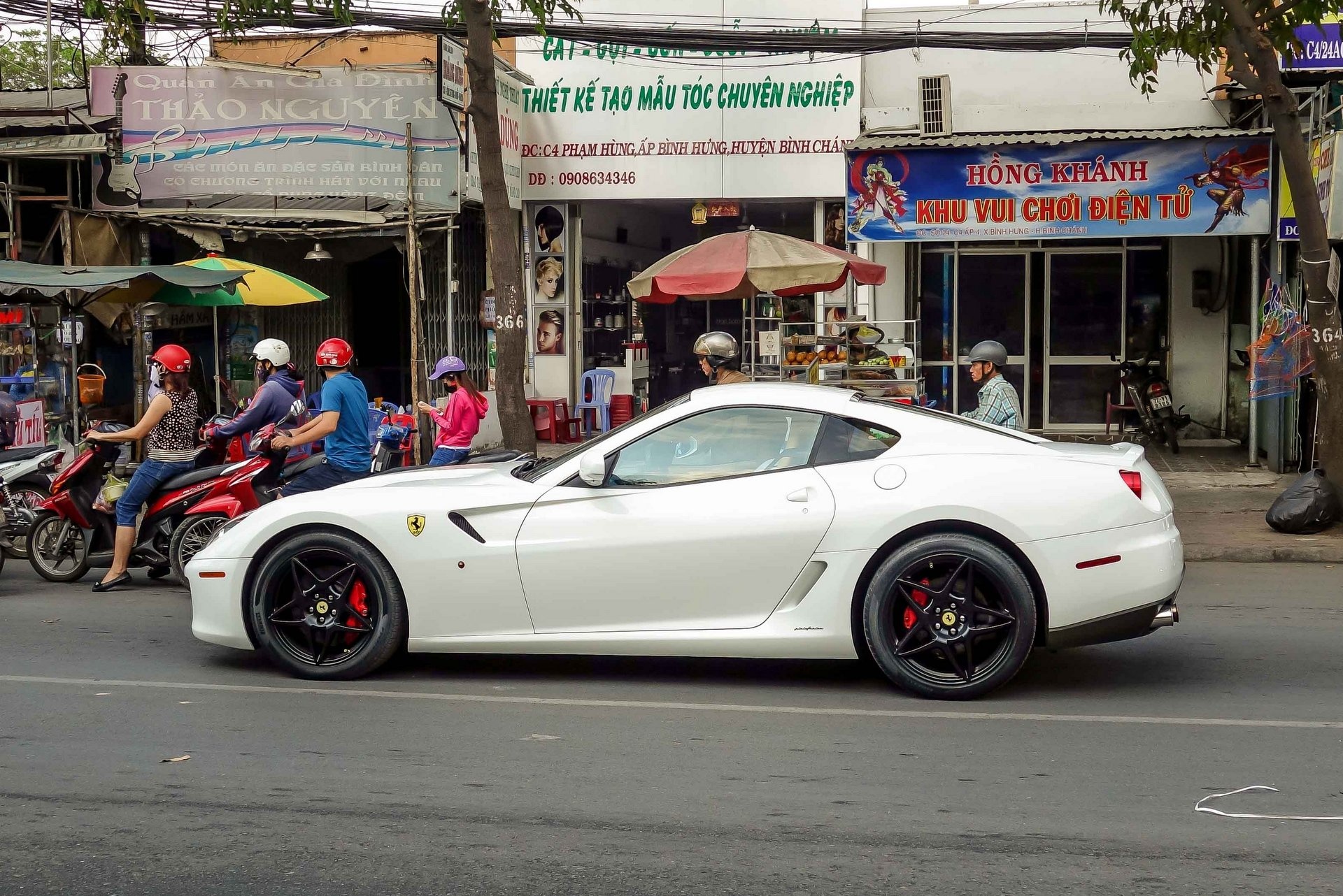 Sieu xe Ferrari 599 mau trang duy nhat Viet Nam hinh anh
