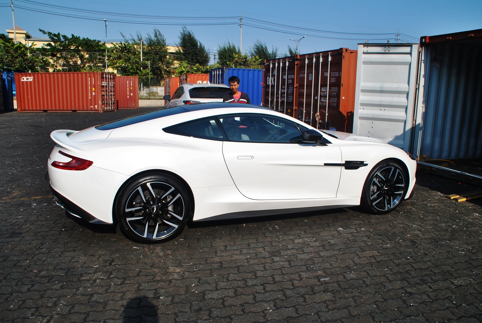 Sieu xe Aston Martin Vanquish anh 13