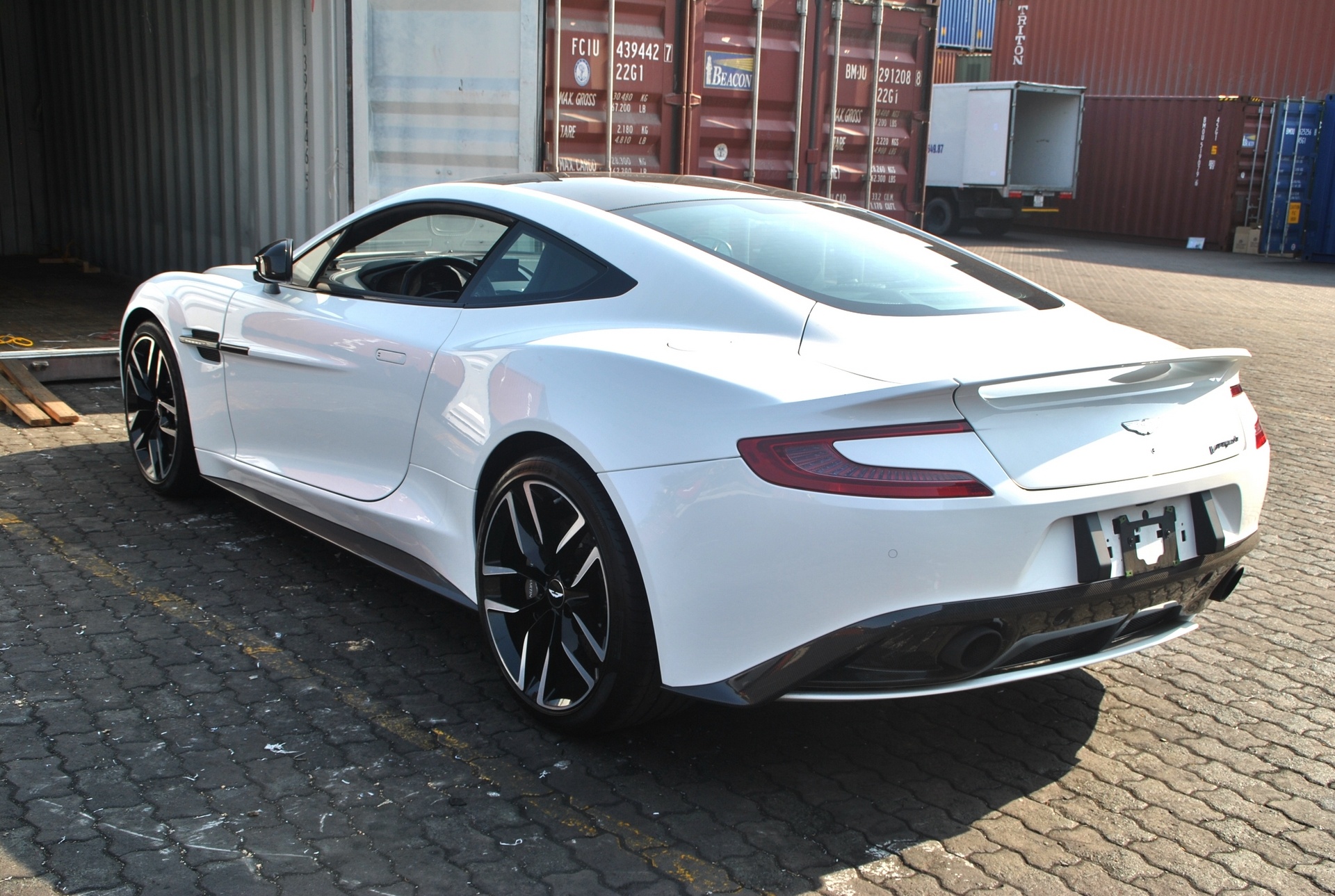 Sieu xe Aston Martin Vanquish anh 14