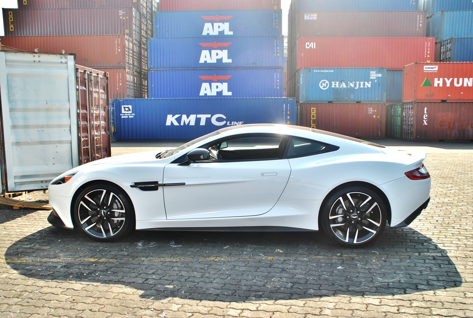 Sieu xe Aston Martin Vanquish anh 3