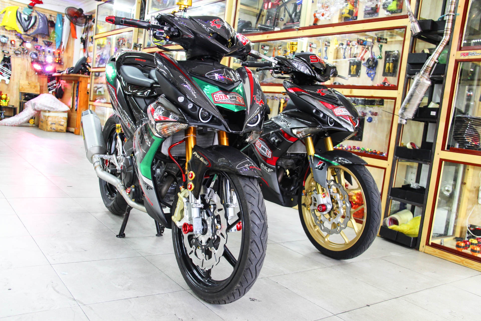 Hai chiec Exciter do dan ao soi carbon o Sai Gon hinh anh