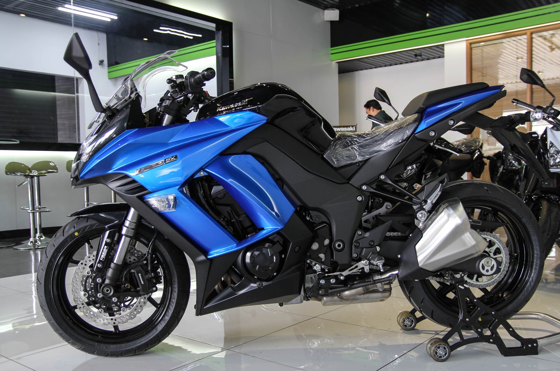 Kawasaki Z1000SX - phien ban duong truong cua Z1000 ve VN hinh anh