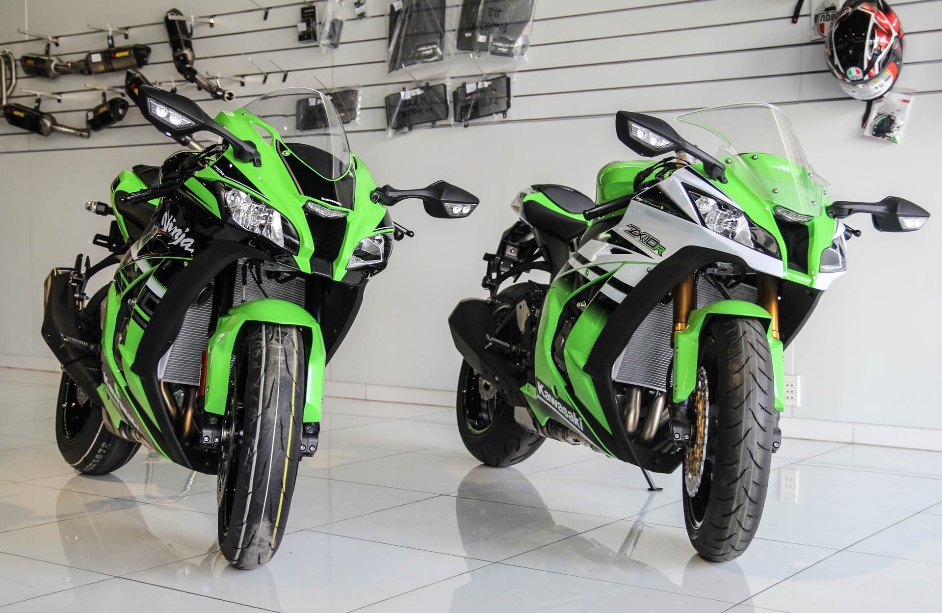 So sanh sieu moto Kawasaki ZX-10R ban cu va moi hinh anh