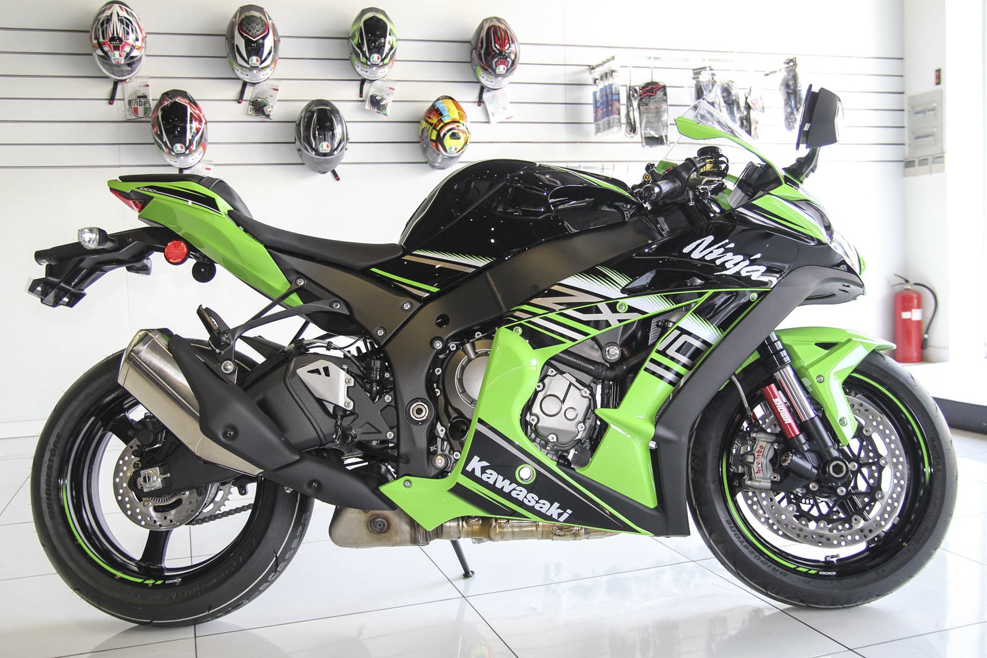 So sanh Kawasaki ZX-10R cu va moi anh 1