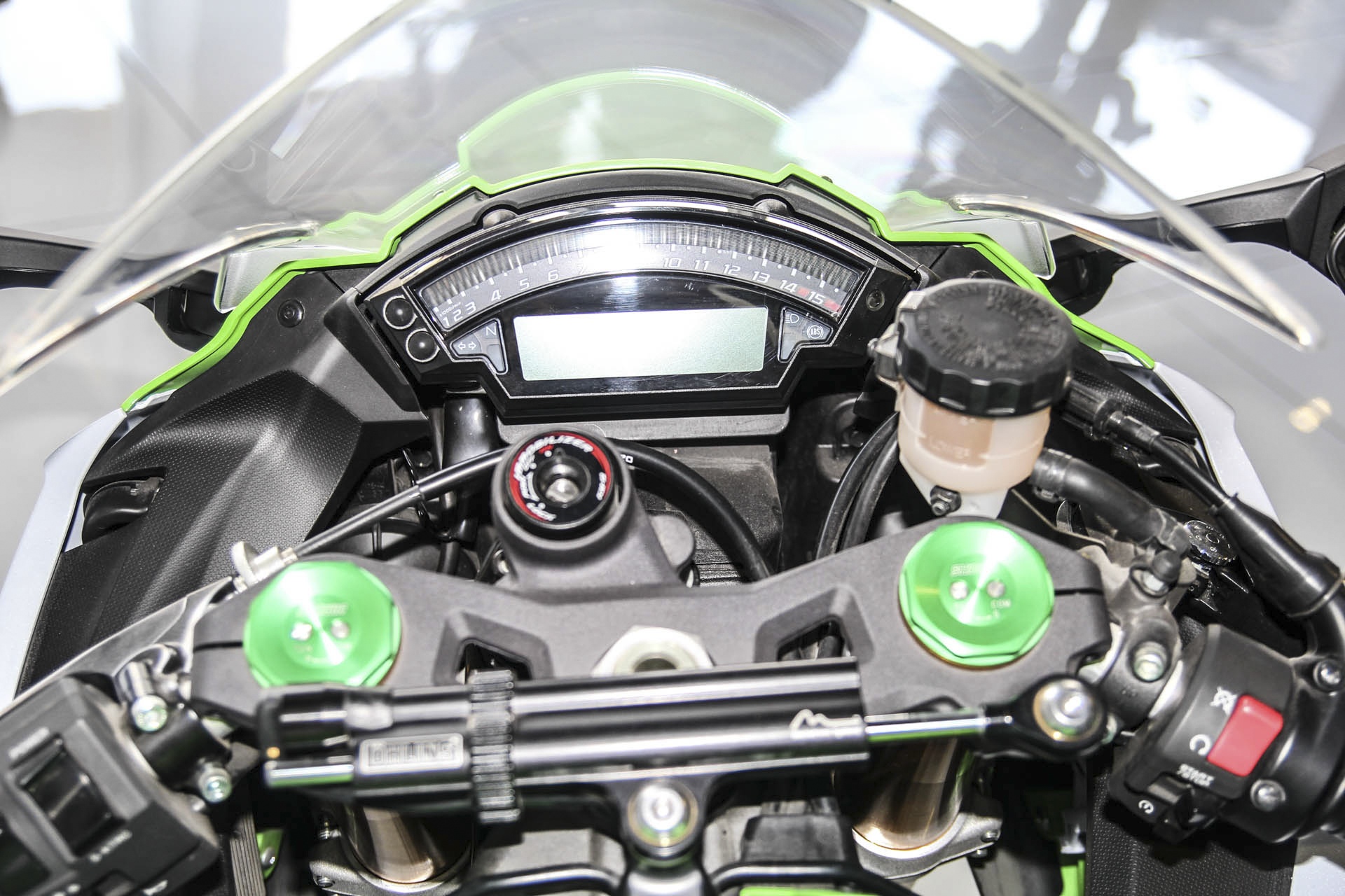 So sanh Kawasaki ZX-10R cu va moi anh 18