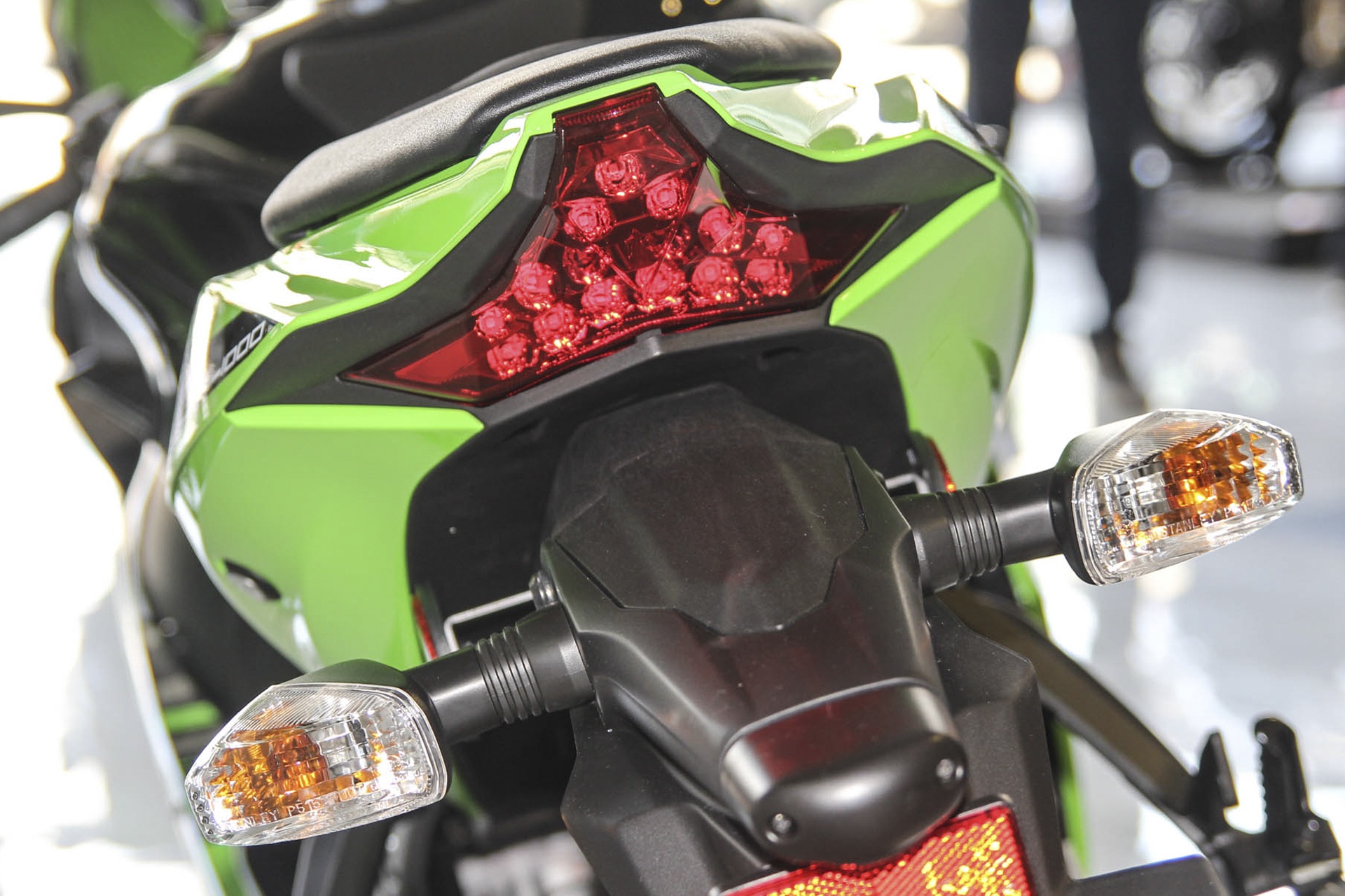 So sanh Kawasaki ZX-10R cu va moi anh 19