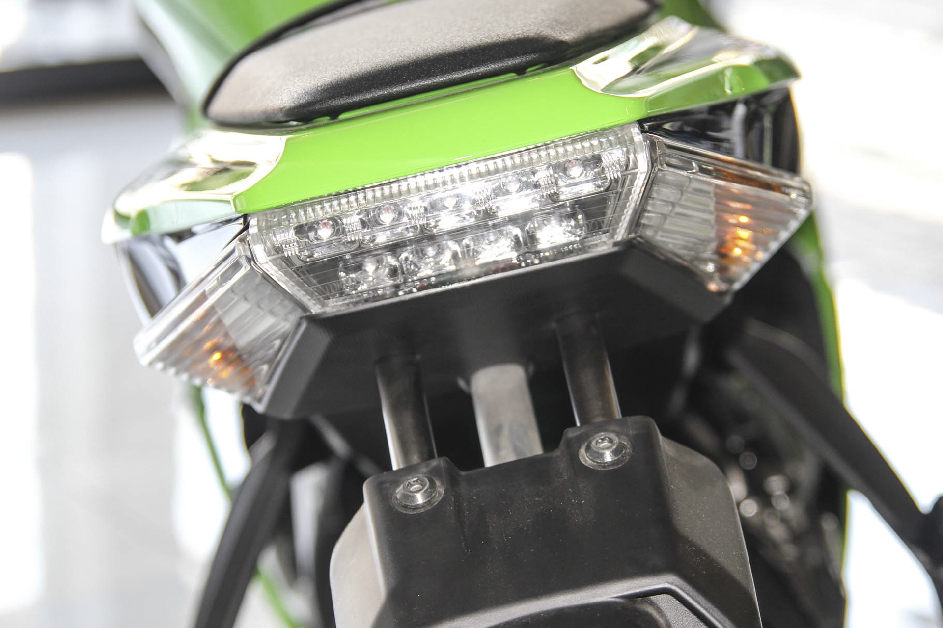So sanh Kawasaki ZX-10R cu va moi anh 20
