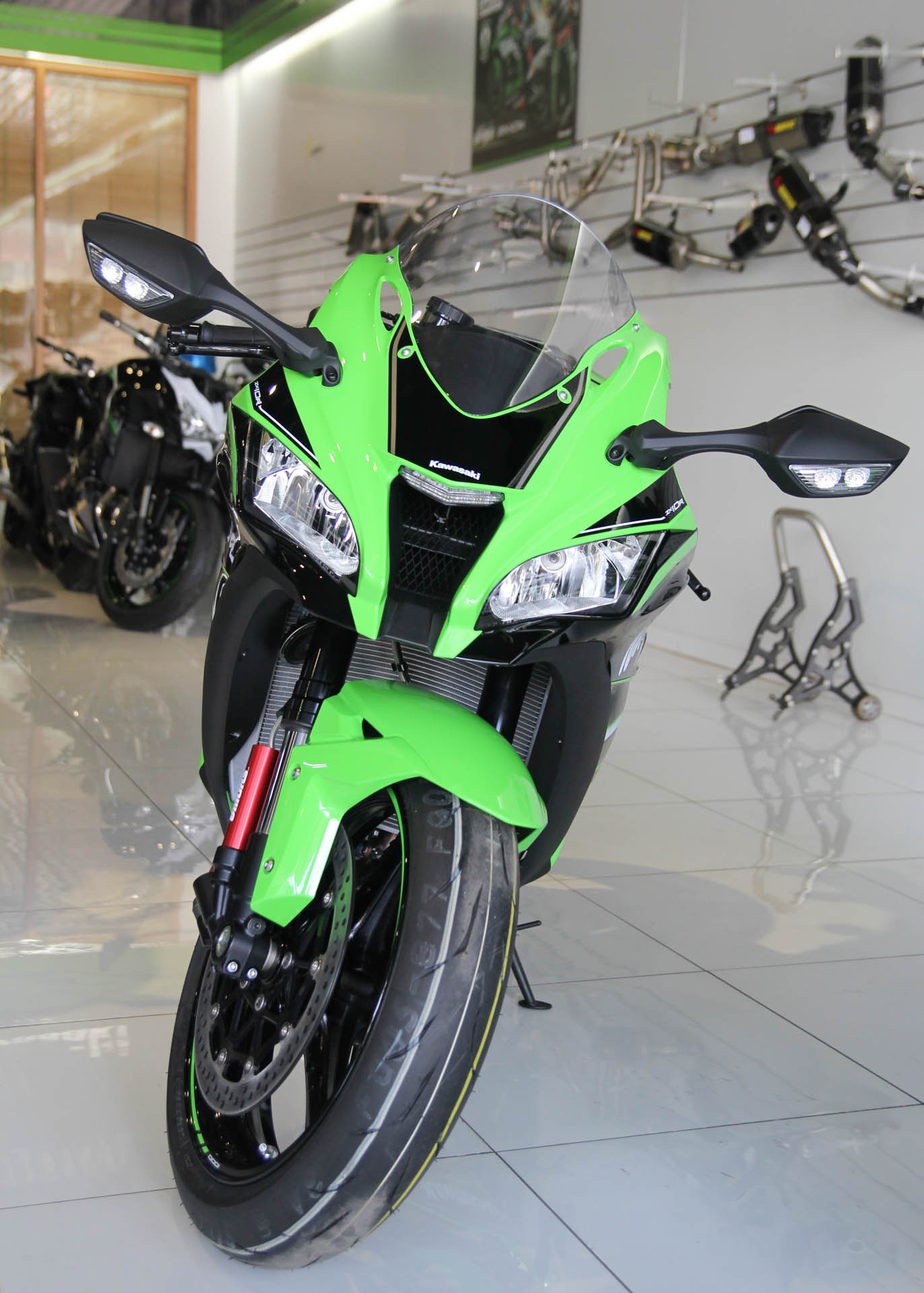 So sanh Kawasaki ZX-10R cu va moi anh 3