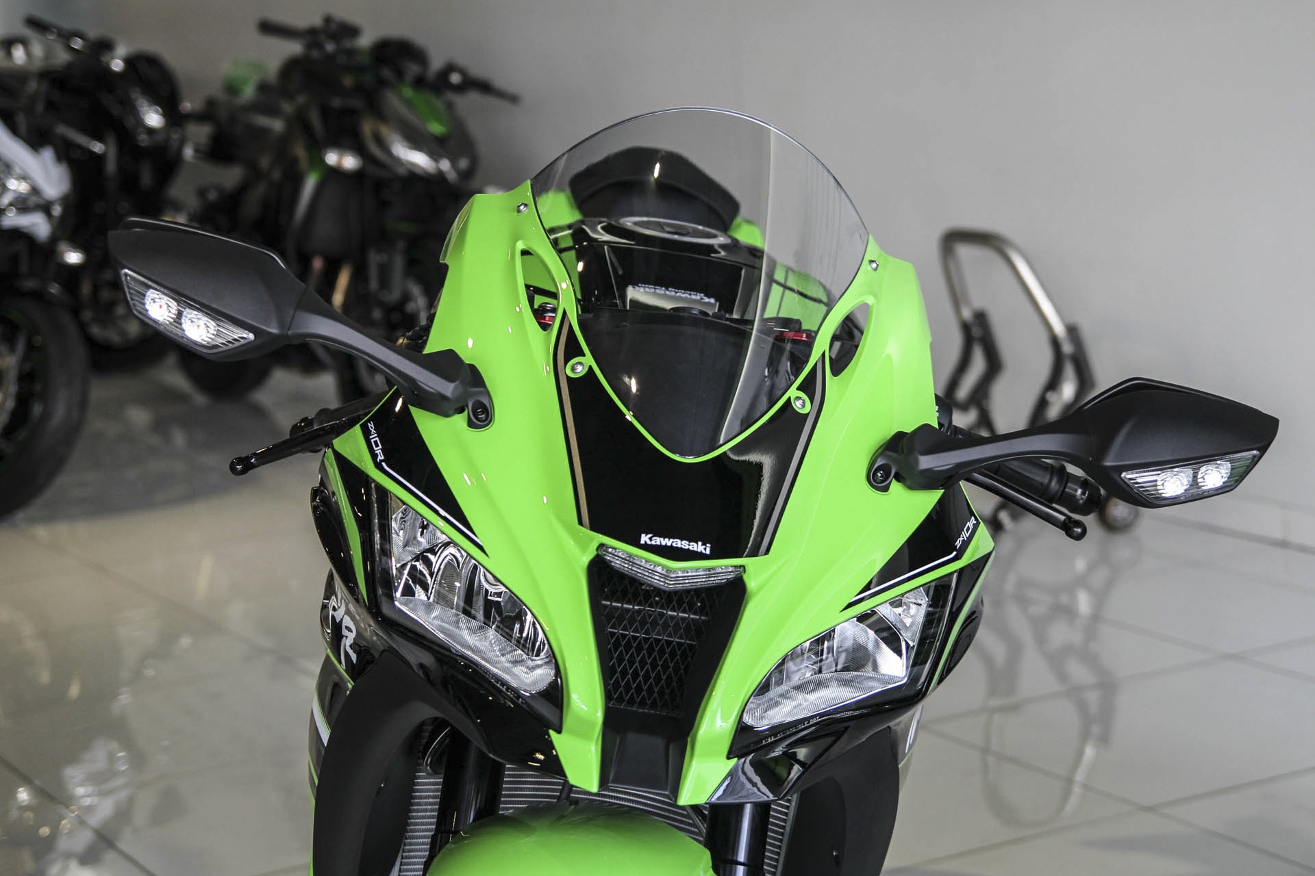 So sanh Kawasaki ZX-10R cu va moi anh 5