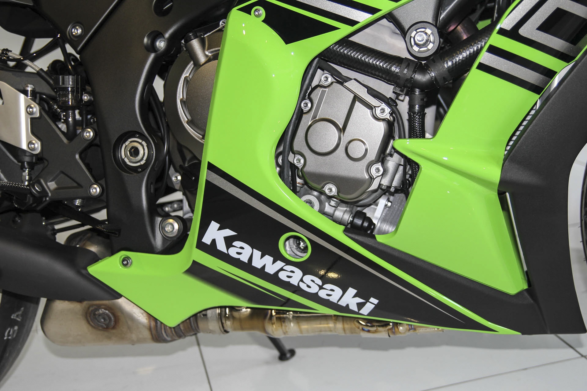 So sanh Kawasaki ZX-10R cu va moi anh 7