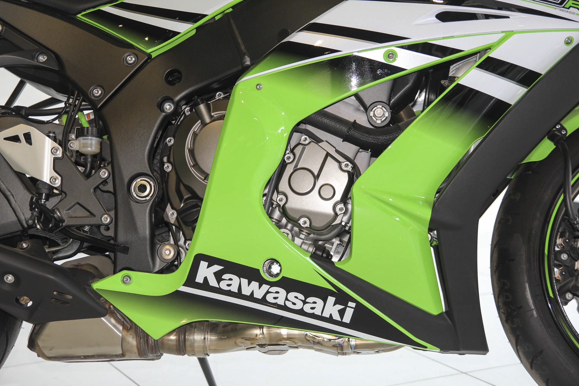 So sanh Kawasaki ZX-10R cu va moi anh 8