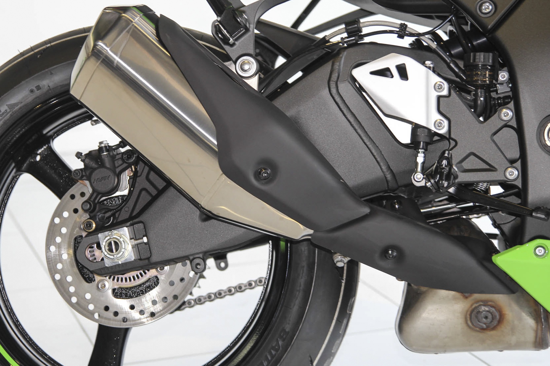 So sanh Kawasaki ZX-10R cu va moi anh 9