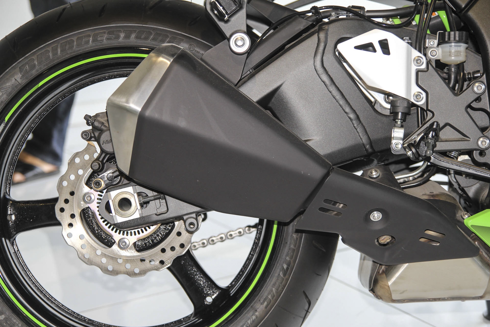 So sanh Kawasaki ZX-10R cu va moi anh 10