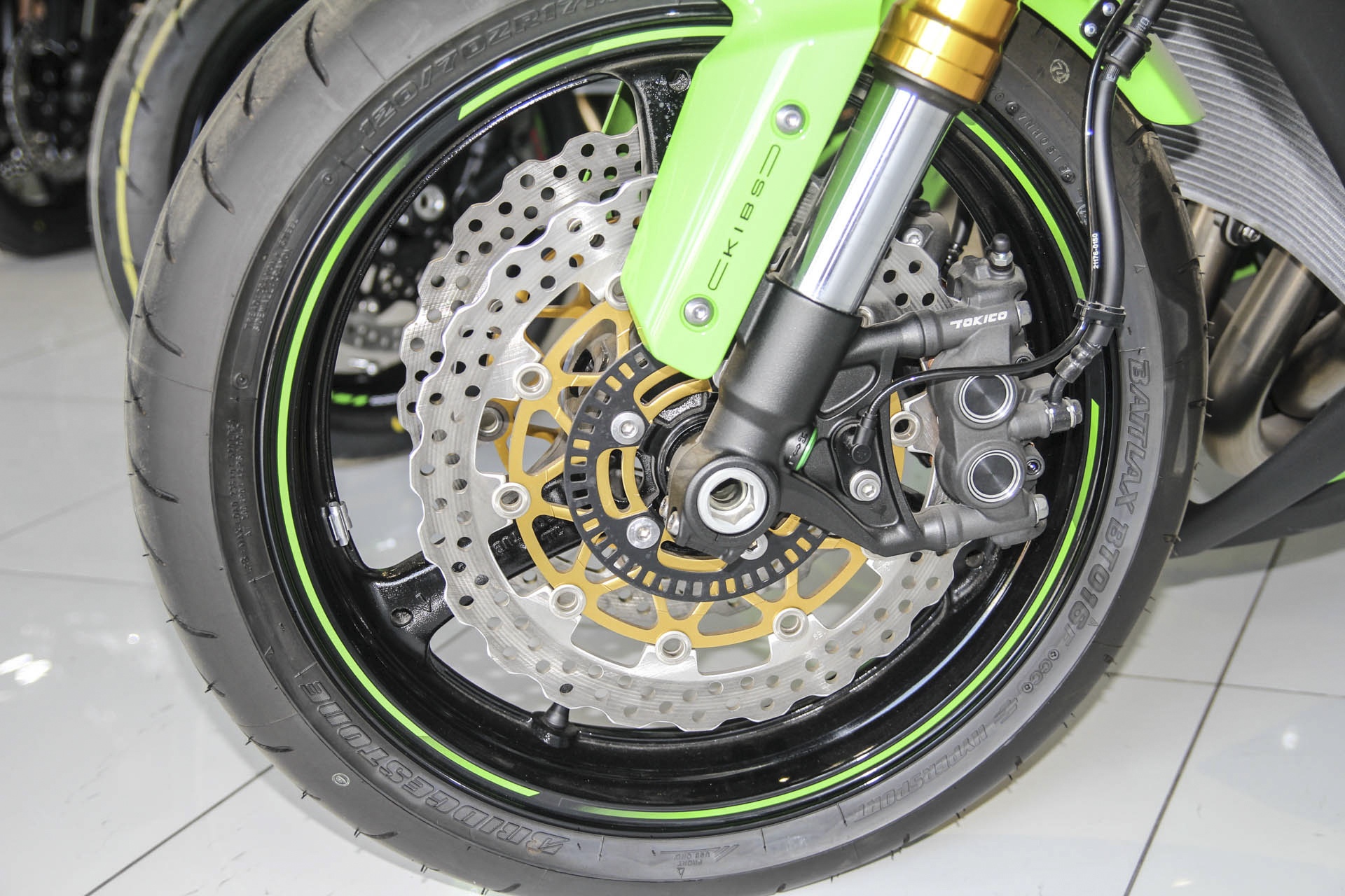 So sanh Kawasaki ZX-10R cu va moi anh 14