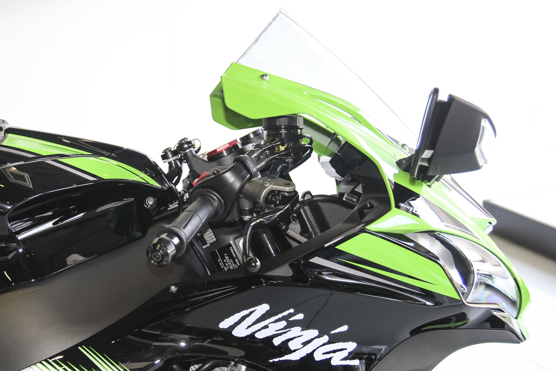 So sanh Kawasaki ZX-10R cu va moi anh 15
