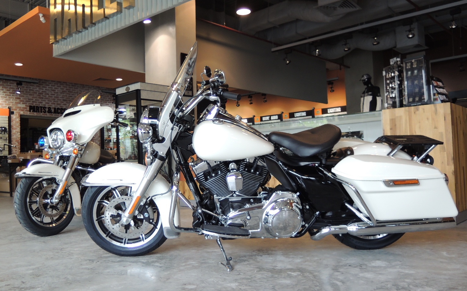 Harley Davidson phien ban canh sat xuat hien tai Viet Nam hinh anh