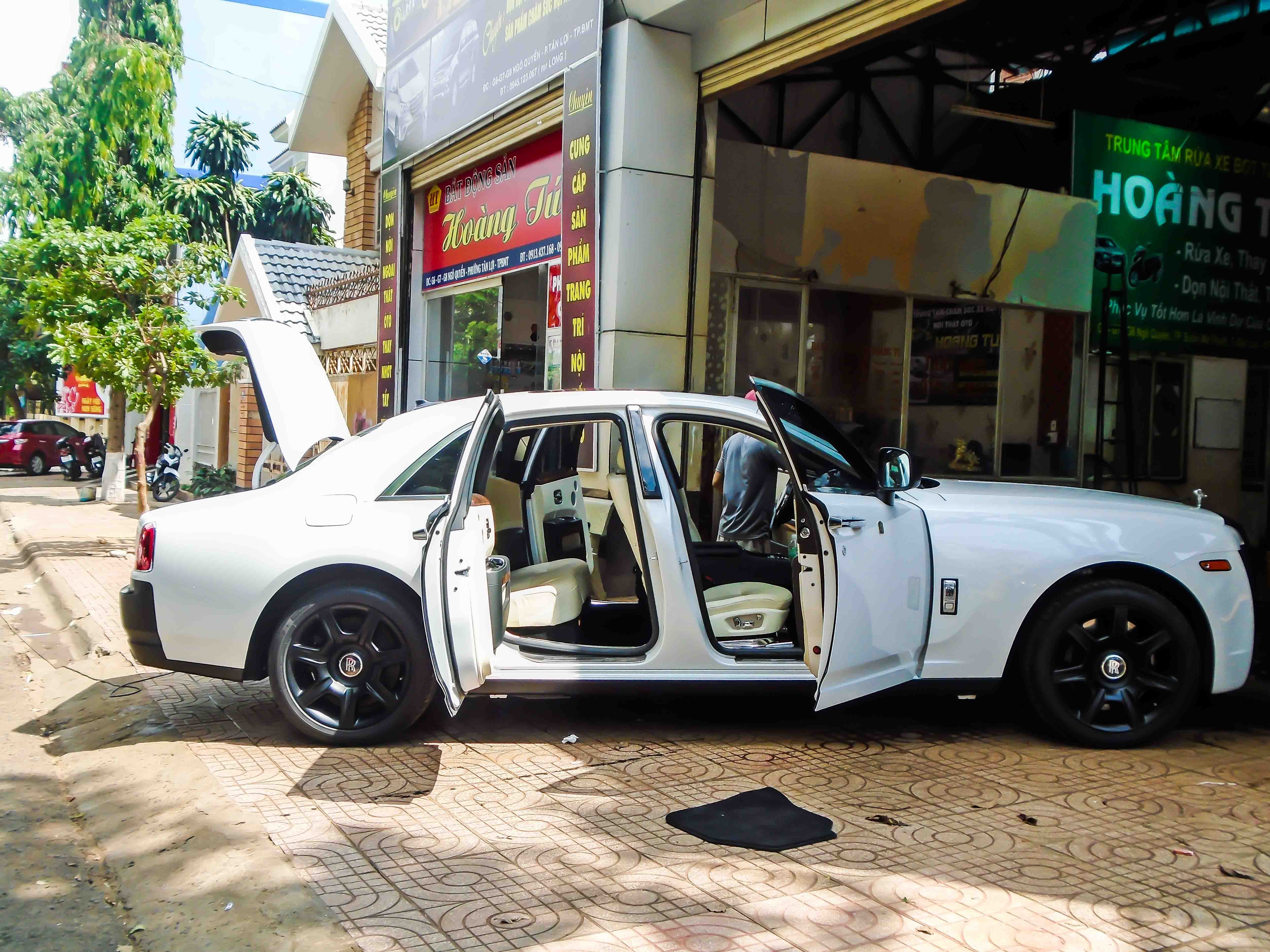 Rolls-Royce Ghost màu lạ ở Đắk Lắk ảnh 2 Rolls-Royce Ghost mau la o Dak Lak anh 2