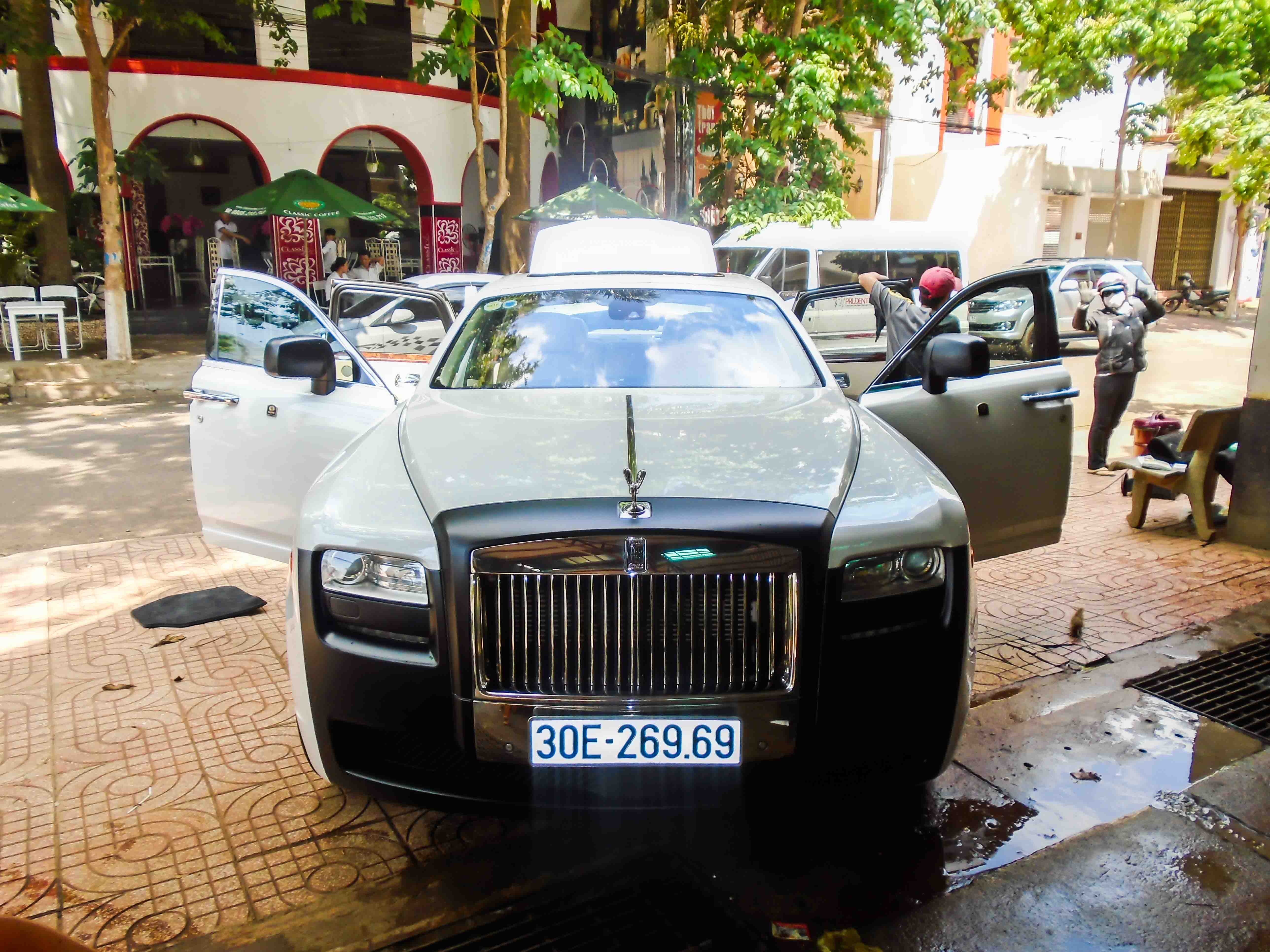Rolls-Royce Ghost màu lạ ở Đắk Lắk ảnh 1 Rolls-Royce Ghost mau la o Dak Lak anh 1